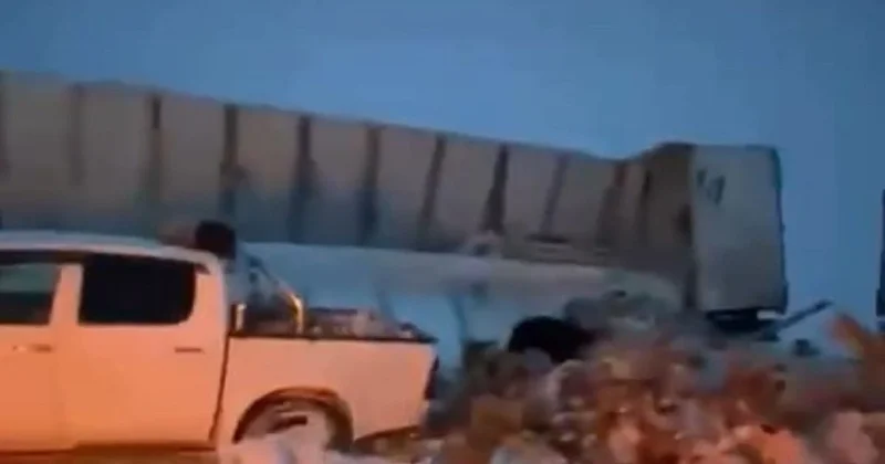 Фура с йогуртами опрокинулась в Мангистау: водитель раздал товар бесплатно