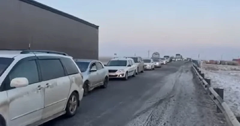 Более 1,5 тыс. авто скопилось на трассах на западе Казахстана