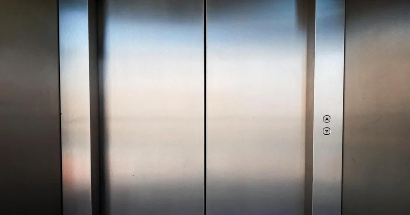 Дети застряли в лифте жилого дома в Караганде