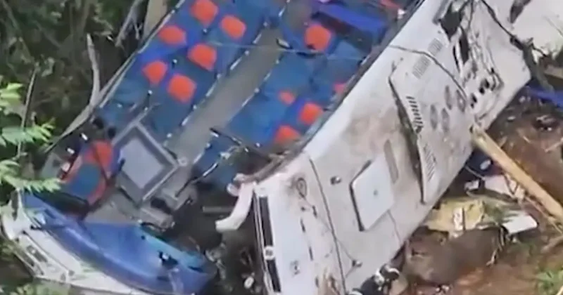 Автобус со школьниками упал в ущелье в Колумбии, погибли 17 человек