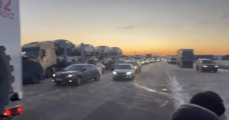 Из за бурана образовались адские пробки на западе Казахстана