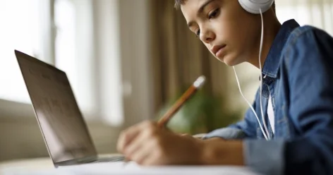 На дистанционное обучение переведены учащиеся начальных классов в Астане