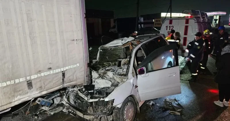 Легковушка въехала в фуру в Алматы: есть погибший