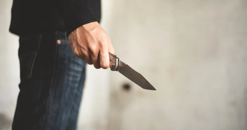 Алматы облысында ер адам әйелді қызының көзінше пышақтап тастаған