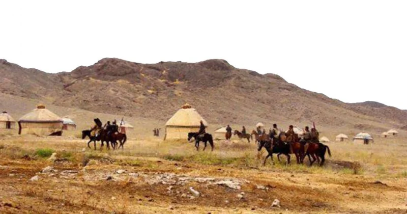 Құс едің ғой, кең далаға бауыр басқан...