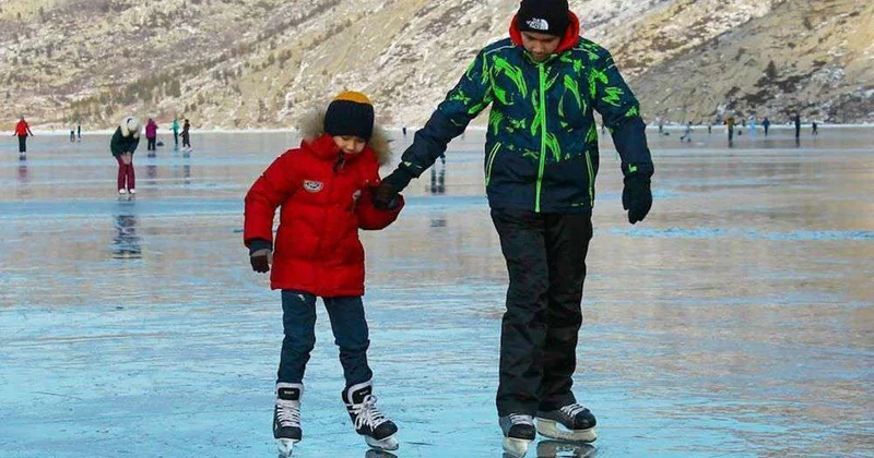 Лед прочный, а шапки лучше привязывать