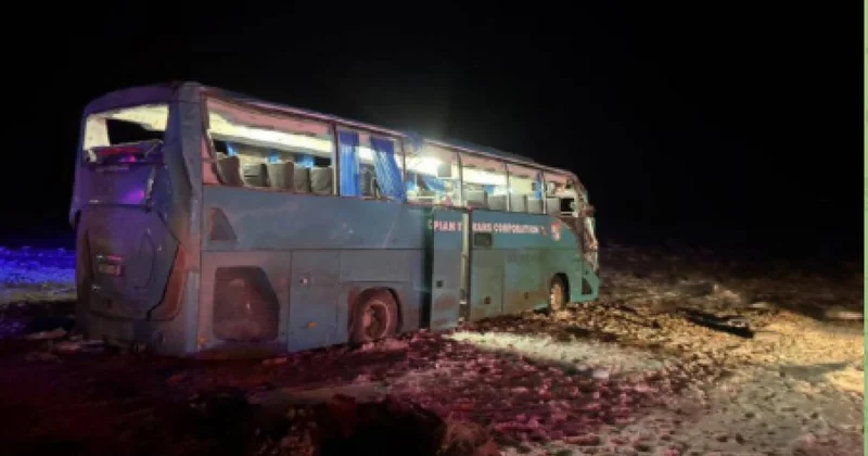 Маңғыстау облысында 50 жолаушысы бар автобус аударылып, төрт адам қаза тапты