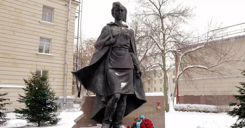 Санкт Петебургте Әлия Молдағұлова ескерткішіне гүл шоқтары қойылды