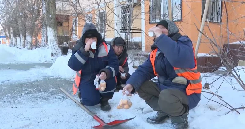 Ақтөбеде еріктілер ыстық шай таратты