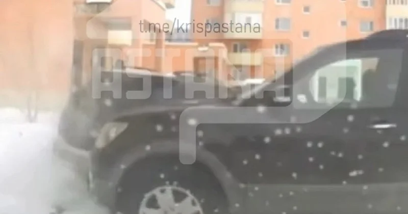 Автомобиль без водителя протаранил машину и врезался в жилой дом в Усть Каменогорске