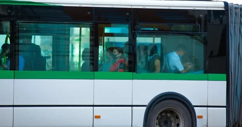 Неизвестный напал на водителя и разбил окно автобуса с пассажирами в Алматы