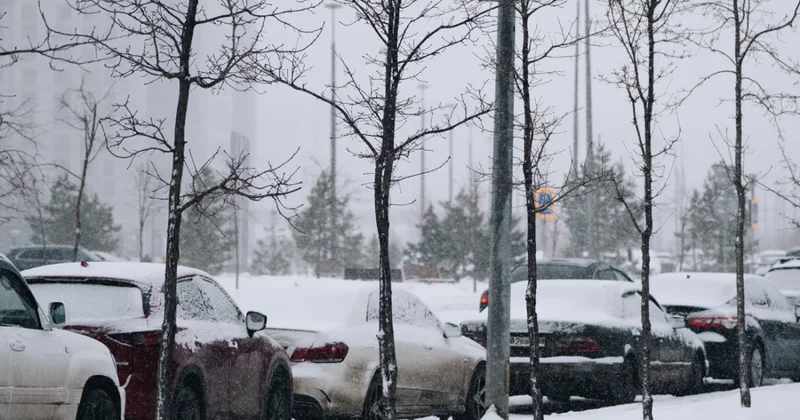 13 часовой снегопад парализовал движение в Алматы