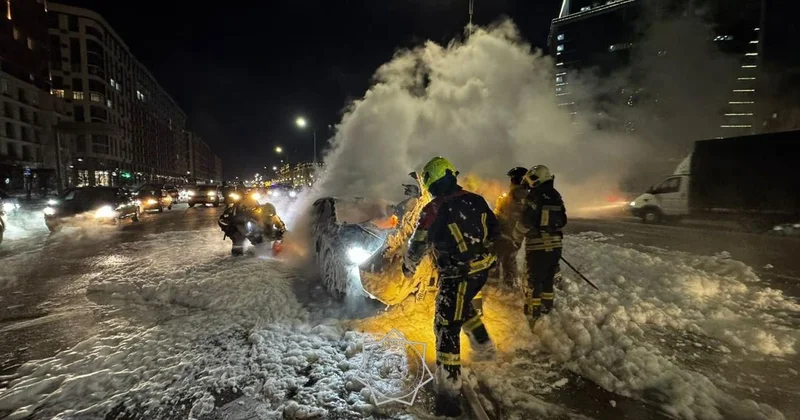 Автомобиль загорелся на дороге в центре Астаны (фото, видео)