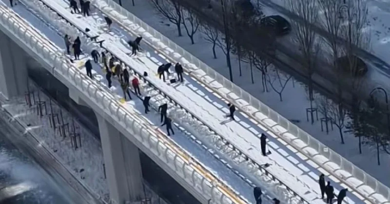 Видео с очисткой лопатами рельсов LRT в Астане прокомментировали в CTS