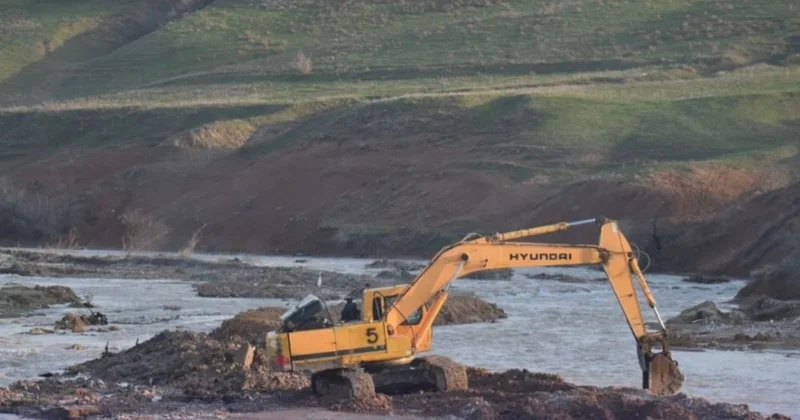 Шымкентте заңсыз тас өндіргендер Бадам өзені бойындағы жаңа бетон дамбаны бүлдірді