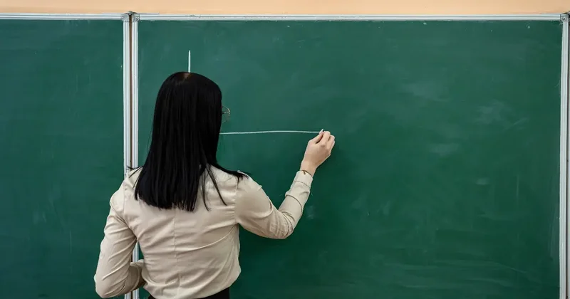 Учителей освободят от обязательного ведения соцсетей в Казахстане: поправки внесут в закон