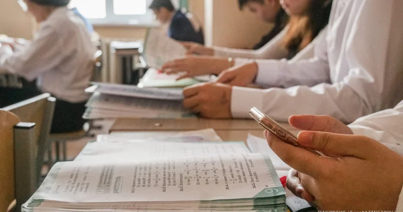 Қазақстанда мектеп оқушыларына смартфон ұстауға толық тыйым салынады