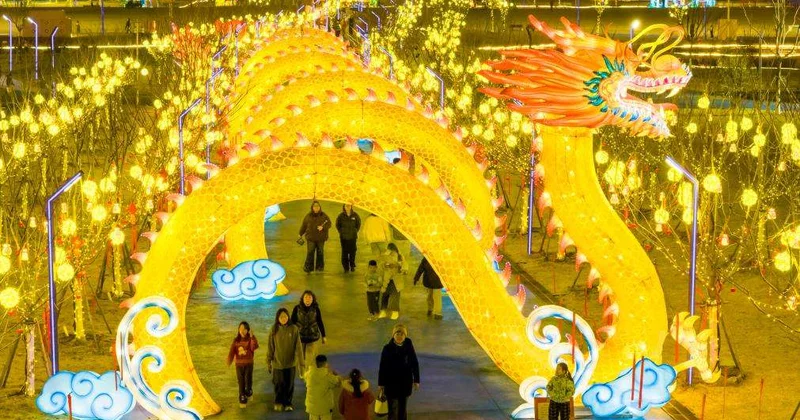 Фестиваль фонарей стартовал в китайском Цзыгуне