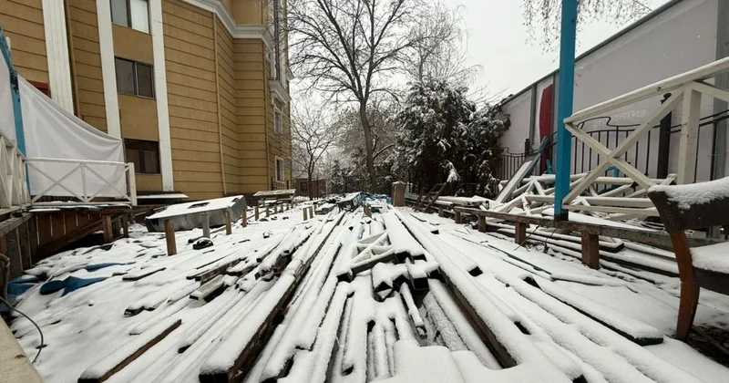 Летнюю террасу ресторана снесли в центре Алматы (фото)