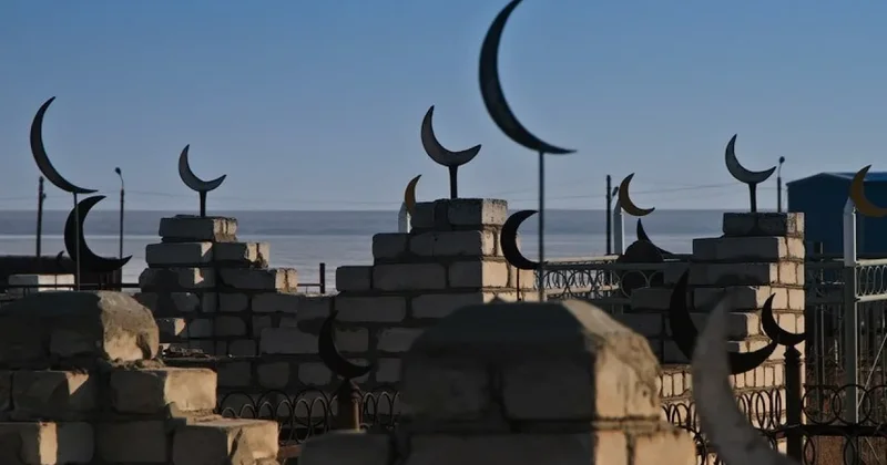 Как выглядят могилы известных казахстанцев. Фоторепортаж