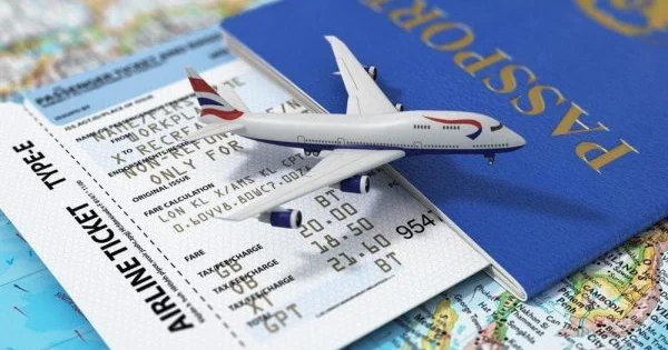 Әуе билетіндегі қате жазылған деректер қандай жағдайда тегін түзетіледі?