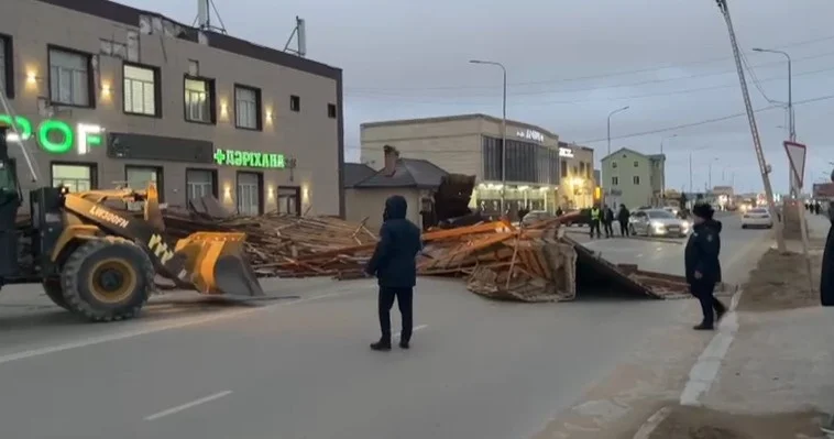 Маңғыстауда қатты желден сауда орталығының шатыры ұшып кетті