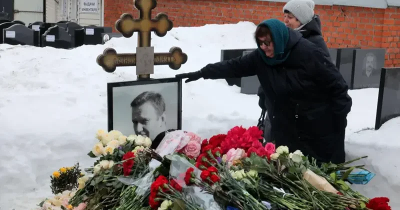 Два года назад погиб Алексей Навальный: люди в России несут цветы на его могилу