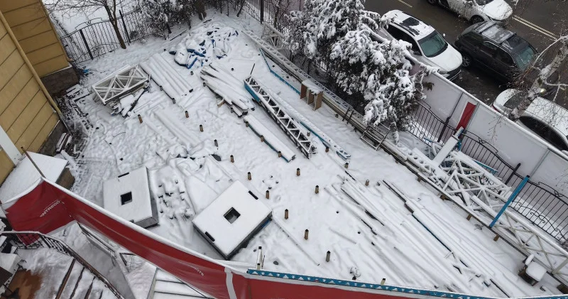 Алматының орталығында мейрамхананың жазғы алаңы сүрілді