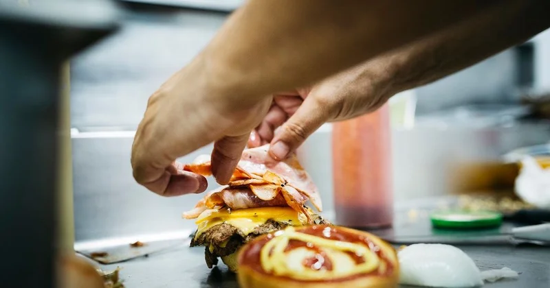 Скандал вокруг Burger King: казахстанка заявила, что ее сына с аутизмом заставляют уволиться