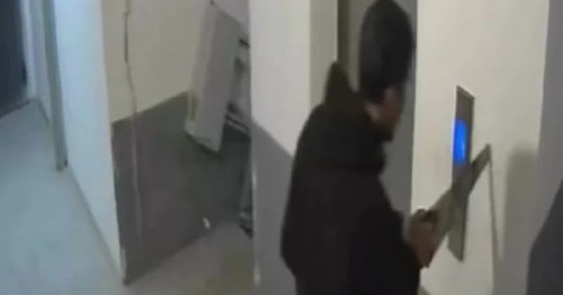 Мужчина с пилой напугал жителей Атырау