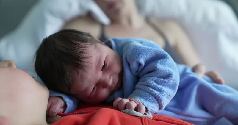 Тёплые встречи из роддома матерей соло. Необычную идею алматинки подхватили в разных странах