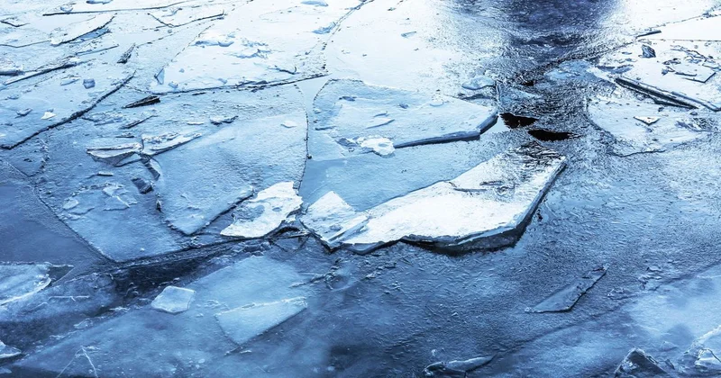 Решил сократить путь : мужчина провалился под лед в Атырауской области