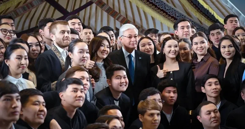 Тоқаев референдумға белсене қатысқан жастармен әңгімелесті