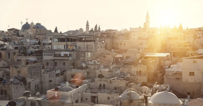 Осколки ракет упали в районе Храма Гроба Господня и Эспланады мечетей