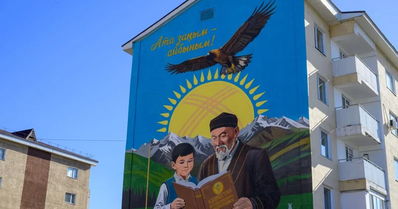 Жетісуда ЖИ көмегімен жаңа Конституцияға арналған мұрал салынды