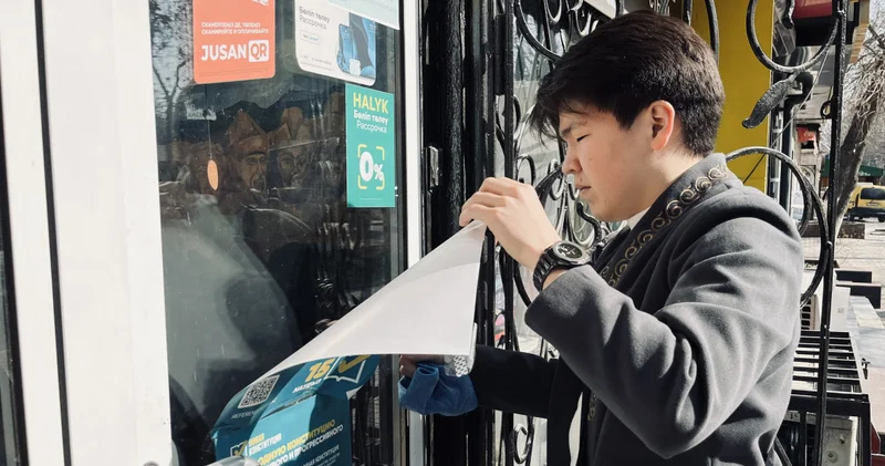 Жастар Рухы белсенділері Таза Қазақстан аясында үгіт материалдарын жинауда