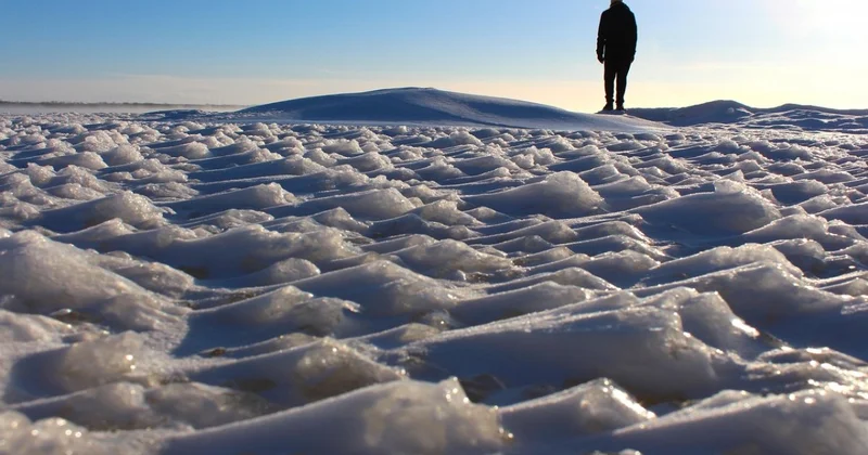 Мужчина провалился под лед на озере Камысколь