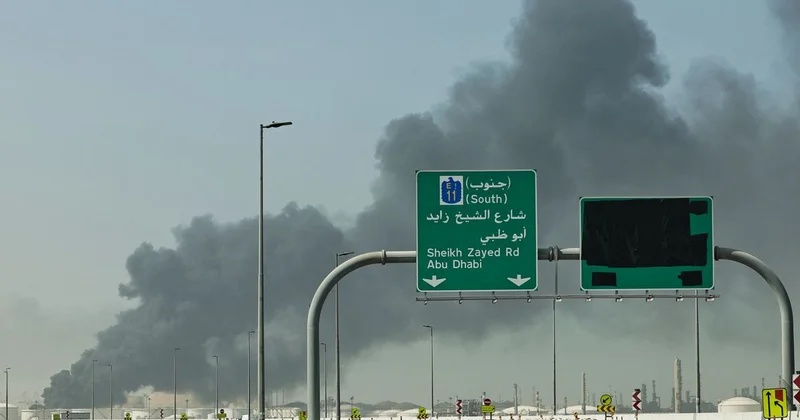 Новая атака дронов в Дубае: в районе аэропорта вспыхнул пожар (видео)
