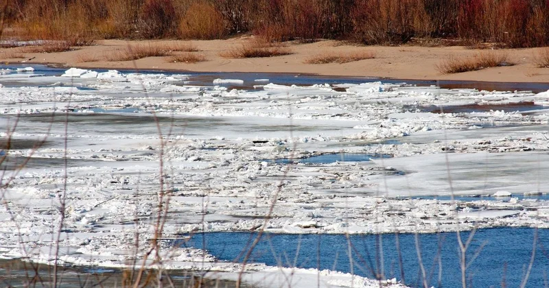 Безопасное поведение на льду: как избежать чрезвычайных ситуаций ранней весной