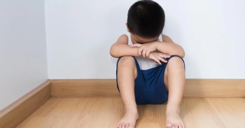 Двое маленьких детей оказались запертыми в квартире в Атырауской области (видео)