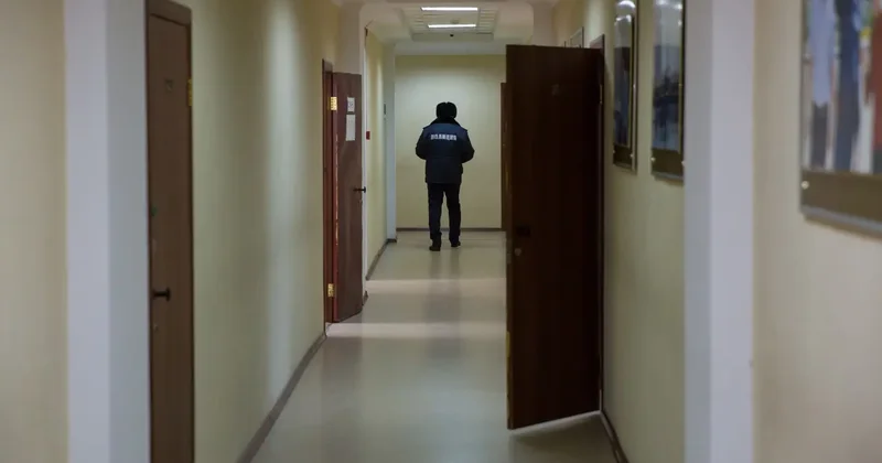 Ударил в лицо и применил удушающий приём: полицейского осудили за избиение начальника в Астане