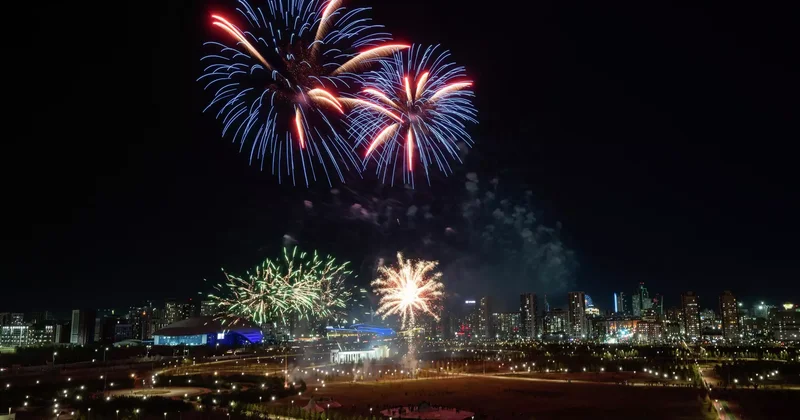 Досымды құттықтағым келді : Шымкентте тұрғын көлік терезесінен отшашу атқан