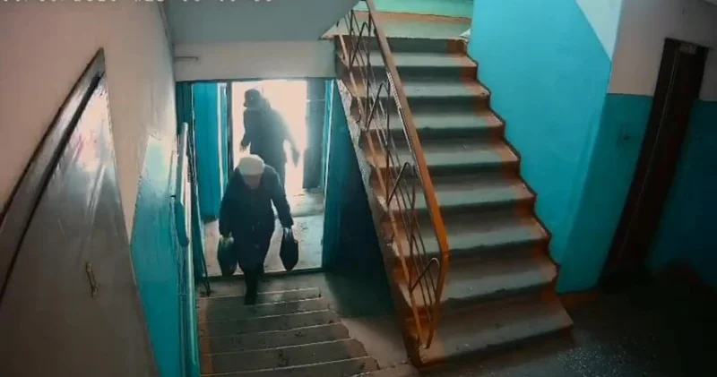 Павлодарда ер адам зейнеткерді тонамақ болған: видео