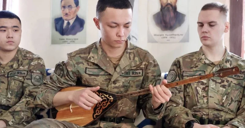 Солдат Нацгвардии в Алматы удивляет знанием наизусть около 100 кюев