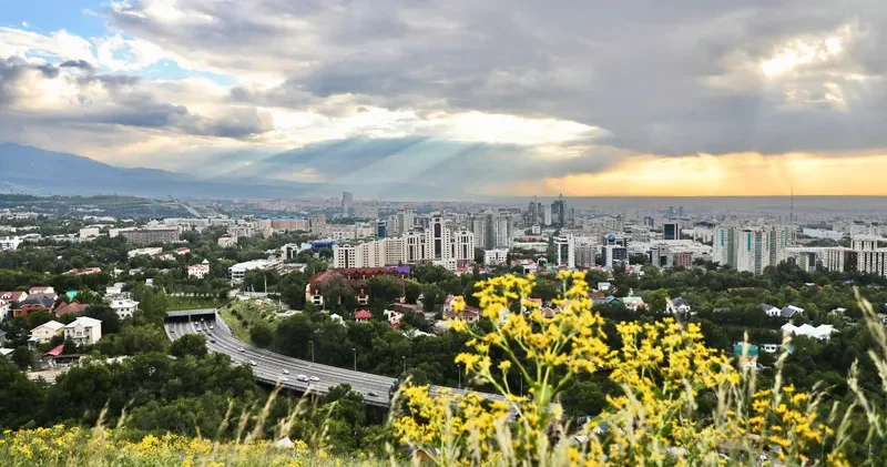 Ауа райы қазақстандықтарды таң қалдырады: температура +20°С дейін көтерілсе де, қар жауады