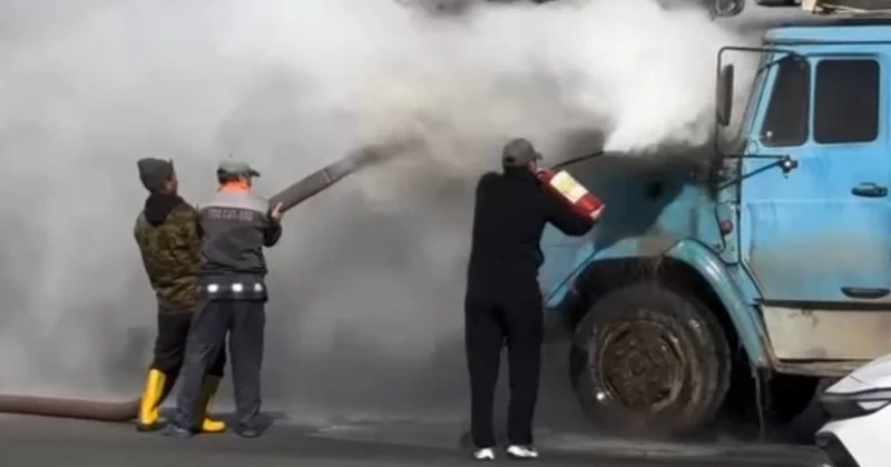 Загоревшийся грузовик потушили дождевой водой в Атырау