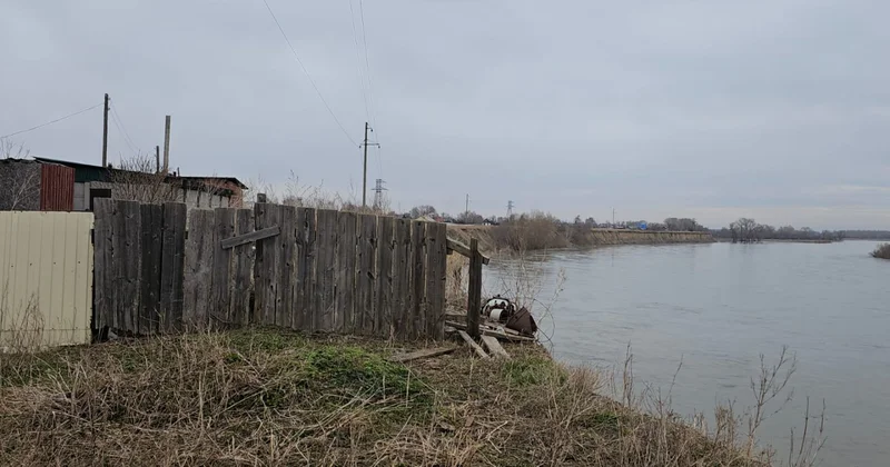 Молитесь за нас : в ВКО огороды и хозпостройки сельчан сползают в Иртыш