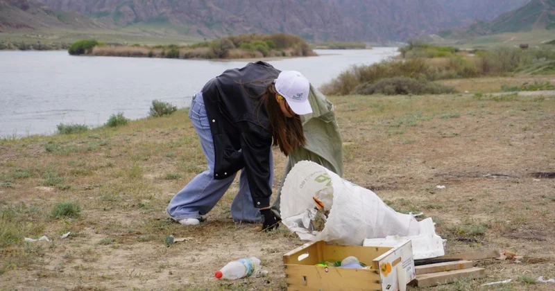 Таза бейсенбі : берег реки Или очистили активисты в Алматинской области