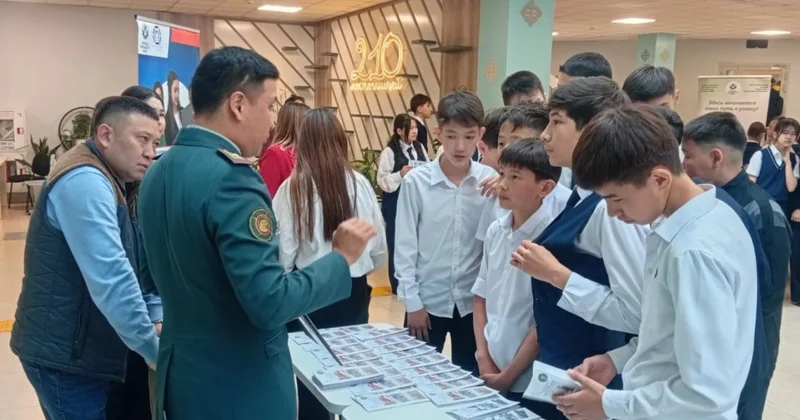 Представители Нацгвардии приняли участие в ярмарке профессий в школе лицее в Алматы