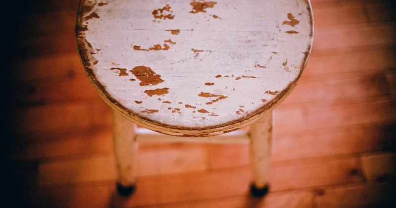 Мужчина избил сожительницу табуретом после того, как она его разбудила